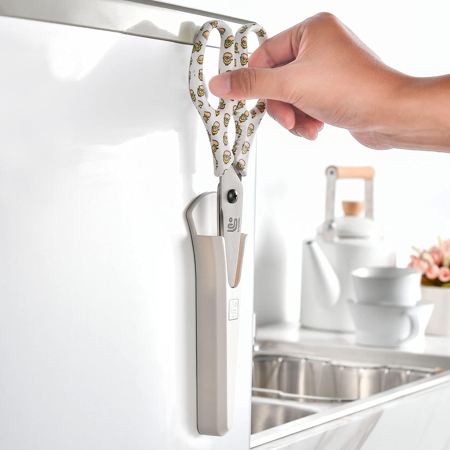 Linoroso Kitchen Scissors Heavy Duty Kitchen Shears with Magnetic Holder Made with Japanese Steel 4034, Multipurpose Ultra Sharp Cooking Scissors for Meat/Vegetables/BBQ/Herbs/Pizza (Graphic,Chick)