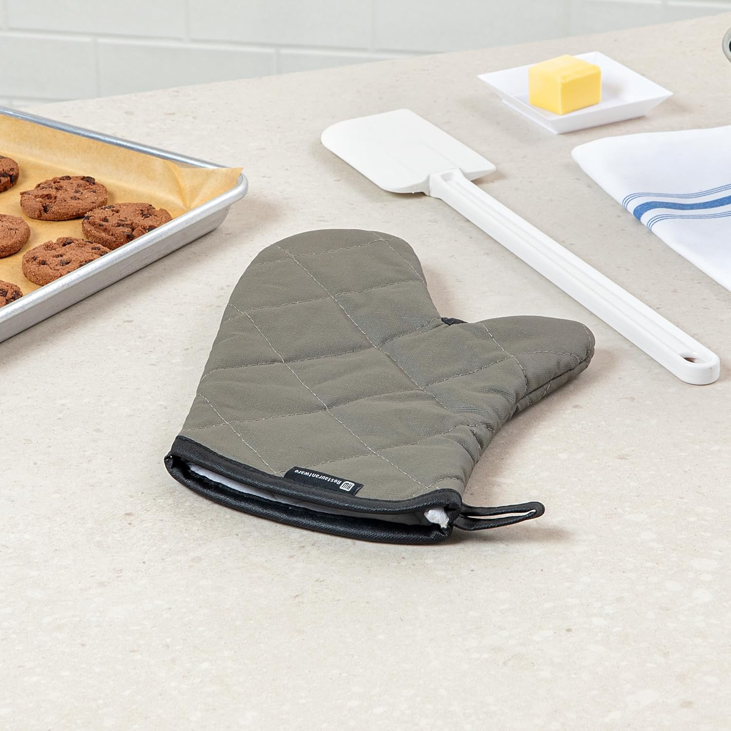 Restaurantware 13.7 x 8 Inch Heavy-Duty Oven Mitt 1 Flame Retardant Kitchen Glove - With Thumb Guard Hanging Loop Gray Cotton Quilted Oven Mitts Heat-Resistant For Cooking And Baking